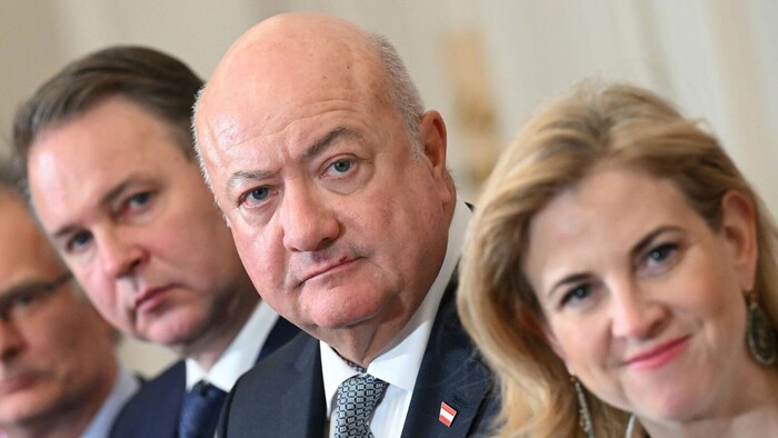 Finanzminister Markus Marterbauer (SPÖ), Vizekanzler Andreas Babler (SPÖ), Bundeskanzler ...