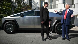 Trump hatte den Chef des Elektroautobauers Tesla und SpaceX angewiesen, als Sonderbeauftragter der Regierung für Einsparungen bis hin zur Auflösung von Behörden zu sorgen. (Bild: AFP/MANDEL NGAN)