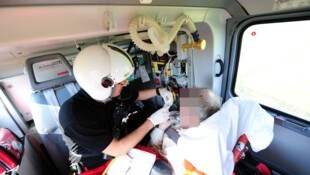 Der schwer verletzte Bauer wurde im Rettungshelikopter ins Spital nach Linz geflogen