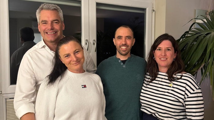 Die Nehammers mit Hamas-Geisel Tal Shoham und dessen Frau Adi