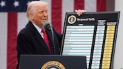 Der US-Präsident verkündete Anfang April neue Zölle, die auf einer Tafel aufgelistet waren. 