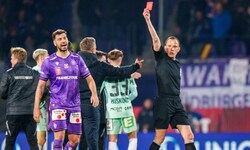 Aleksandar Dragovic (li.) sah nach Schlusspfiff die Rote Karte.