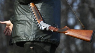 Aus dem Gewehr löste sich plötzlich ein Schuss. (Bild: APA/ROBERT JAEGER)