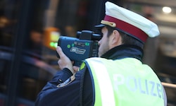 Die Polizisten laserten auf der B1 bei Traun gleich vier Raser.