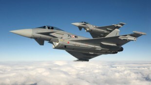 Zwei Eurofighter beim Formationsflug über den Wolken