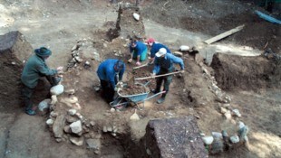 Hallstattkultur: Grabungsarbeiten an einem Grabhügel in Frög/Breg in den 1980er-Jahren.