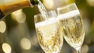 Attacke mit Sektglas.