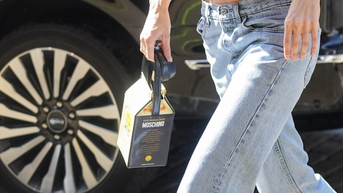 Die Orangensaft-Handtasche von Gigi Hadid stammte von Moschino.