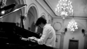 Elias Hafner ist nicht nur Komponist, sondern auch Pianist. Bei seinem neuesten Album saß der ...