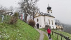 Gleich unterhalb der Burgruine und gegenüber vom Romediwirt befindet sich das Romedikirchl. (Bild: Peter Freiberger)