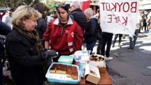 Demonstranten in Ankara bringen ihre eigenen Speisen und Getränke in einem Park mit. Sie wollen ...