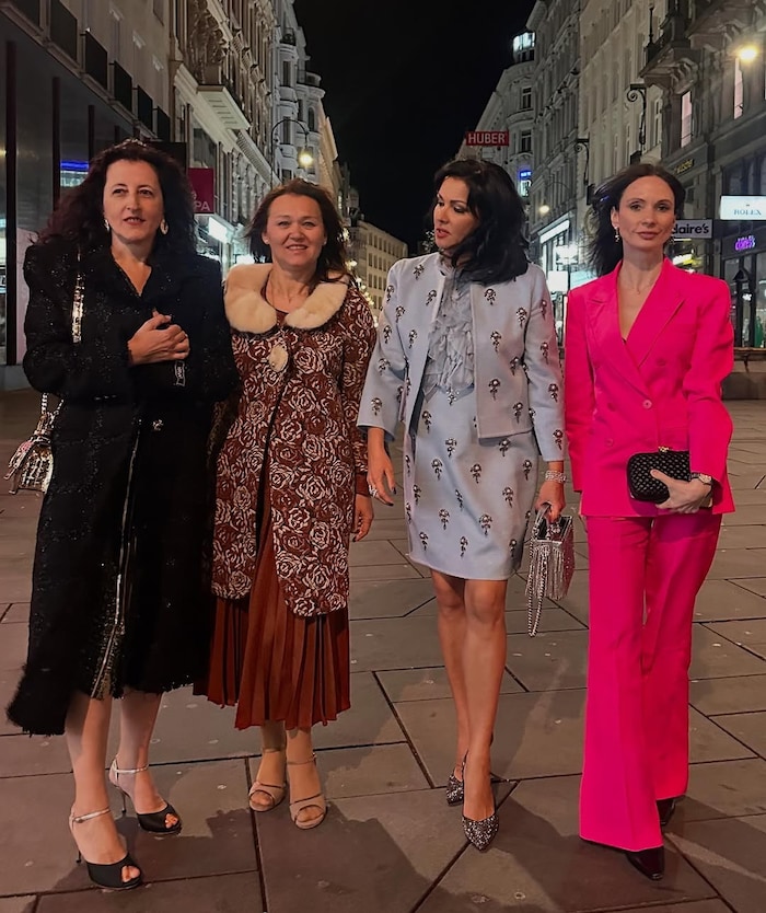 Anna Netrebko (2.v.re.) feierte mit „ihren Mädels“, darunter Primaballerina Liudmila Konovalova (re.) in der Wiener City.