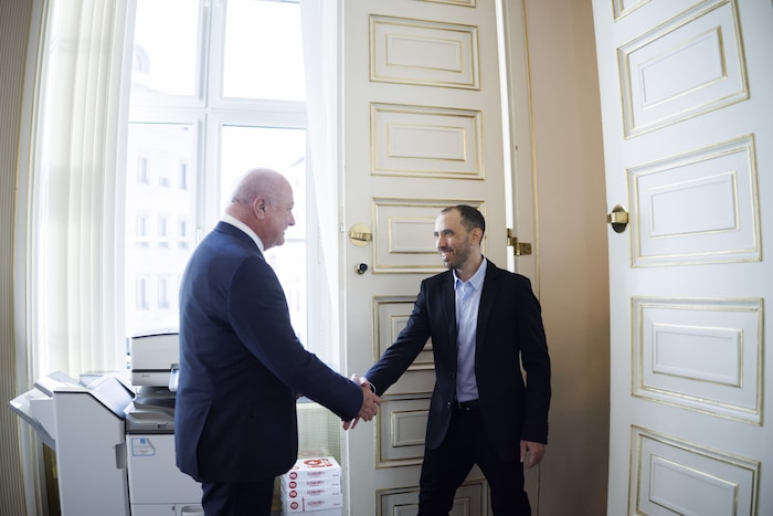 Tal Shoham mit Kanzler Christian Stocker