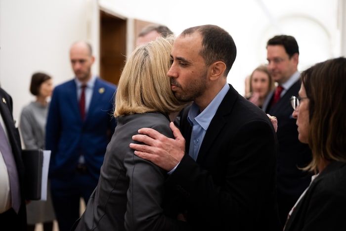 Tal Shoham herzt Außenministerin Beate Meinl-Reisinger