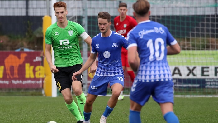 Pertl (li.) traf gegen Saalfelden zum Sieg.