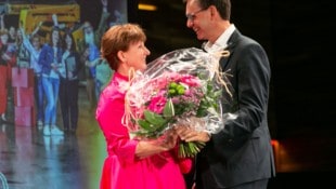 Blumen für Noch-Messe-Chefin Sabine Tichy-Treimel von Landeshauptmann Markus Wallner. 