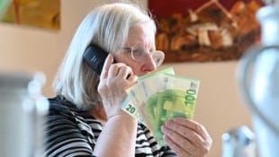 Die Kriminellen rufen bevorzugt ältere Personen an.