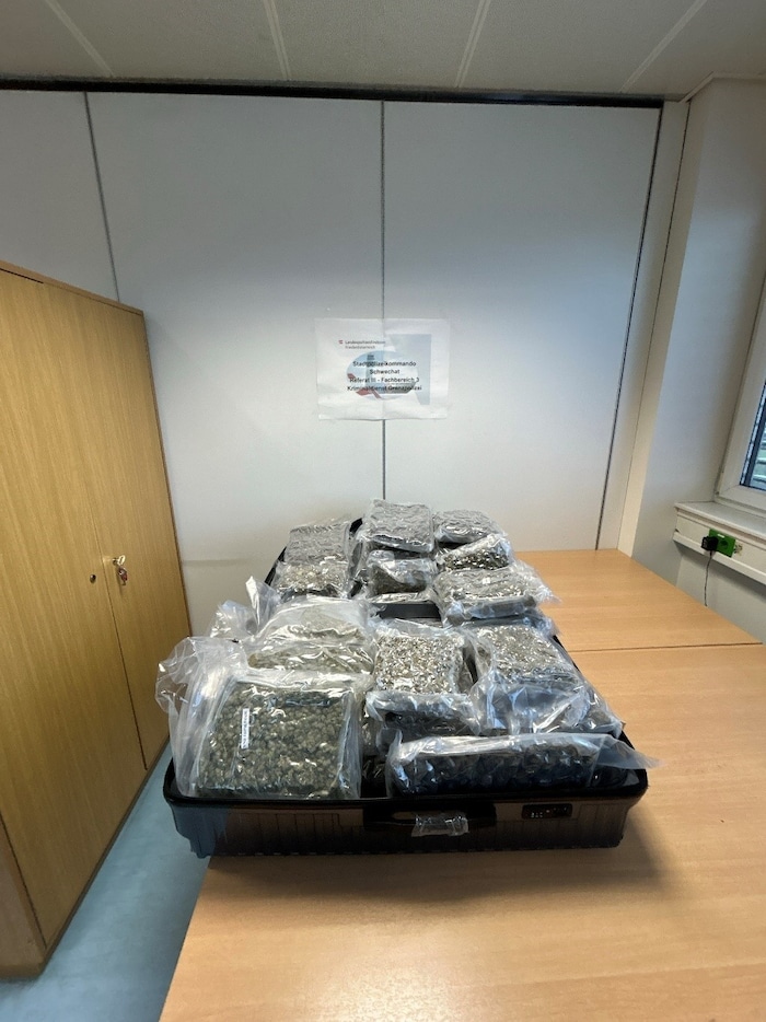 Mit diesem Koffer voll Cannabiskraut wurde bereits Anfang April ein Brite am Flughafen Schwechat ertappt. 