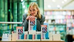 Valerie Huber fragt: „Muss unsere Wirtschaft reformiert werden?“, „Wie gefährlich ist Social Media wirklich?“, „Welche Auswirkungen hat mein Konsum?“, „Wovor haben wir so viel Angst?“ (Bild: Horst Einöder/Flashpictures)