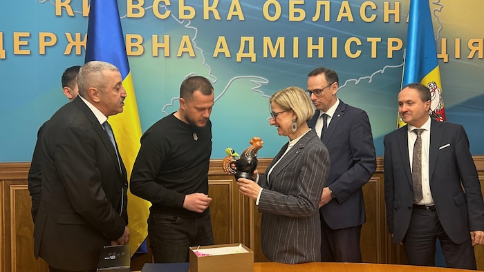 Als Dankeschön bekam Mikl-Leitner einen Porzellanhahn geschenkt, der einen russischen Angriff in ...
