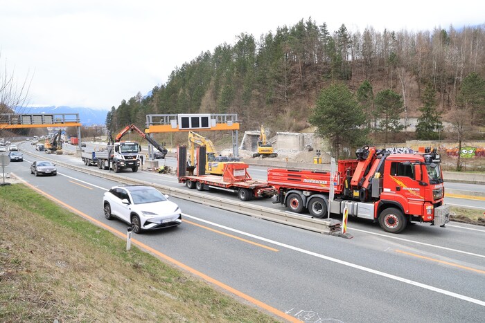 Schweres Gerät auf der Großbaustelle, wenigstens bleiben immer vier Fahrspuren.