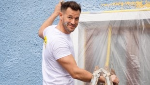 Vor der Einweihung legt Pate Paul Pizzera selbst Hand an. „Obdachlosigkeit ist nicht weit weg, sie kann jeden von uns erwischen“, sagt er. (Bild: Elisabethinen Graz, Mussnig)