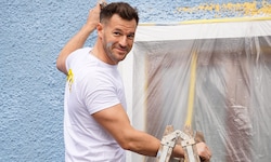 Vor der Einweihung legt Pate Paul Pizzera selbst Hand an. „Obdachlosigkeit ist nicht weit weg, ...