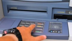 Die Trickdiebe lauern ihren betagten Opfern an Bankomatgeräten auf.