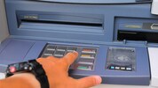 Die Trickdiebe lauern ihren betagten Opfern an Bankomatgeräten auf.
