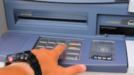 Nach erbeuten der PIN-Codes hoben die Angeklagten Geldbeträge ab.