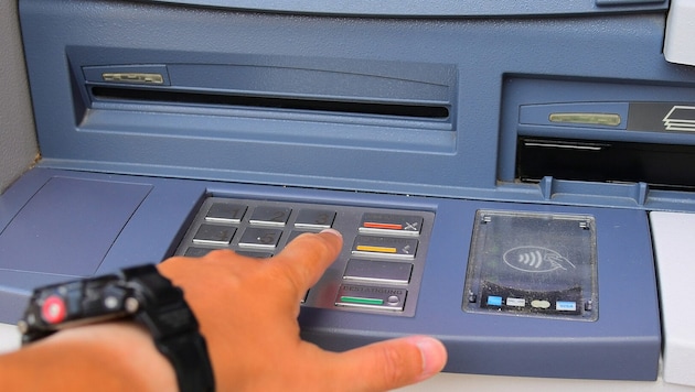 Die Trickdiebe lauern ihren betagten Opfern an Bankomatgeräten auf.