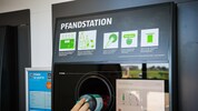 Für Plastikflaschen und Aludosen sind Pfandstationen seit heuer Pflicht.