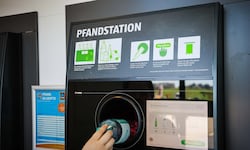 Für Plastikflaschen und Aludosen sind Pfandstationen seit heuer Pflicht.