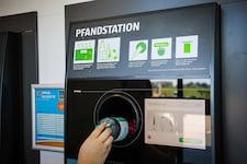 Für Plastikflaschen und Aludosen sind Pfandstationen seit heuer Pflicht. (Bild: Pressefoto Scharinger/Daniel Scharinger)