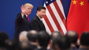 China (rechts im Bild Staatspräsident Xi Jinping) hatte nach Donald Trumps weltumspannender Zollankündigung die Einfuhrsteuern auf US-Importe seinem Plan angepasst. (Bild: AFP/NICOLAS ASFOURI)