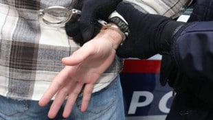 Es klickten die Handschellen.