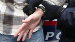 Für den jungen Mann klickten – wohl nachdem er wieder angezogen war – die Handschellen ...