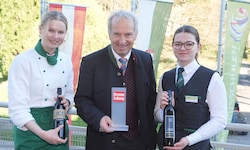 Tourismusschulen-Direktor Peter Kospach und Schülerinnen freuten sich über volles Haus und gute ...