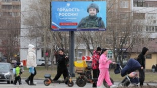 Alltag in Moskau: Eine typische Wohngegend mit Plattenbau, auch hier fehlt die Kriegspropaganda ...