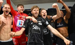 Gattermayer, Elfer-„Killer“ Polster, Kapitän Baumgartner &amp; Ullmann im Jubelbad.