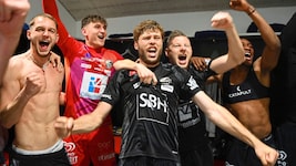 Gattermayer, Elfer-„Killer“ Polster, Kapitän Baumgartner & Ullmann im Jubelbad. (Bild: Pessentheiner Florian)