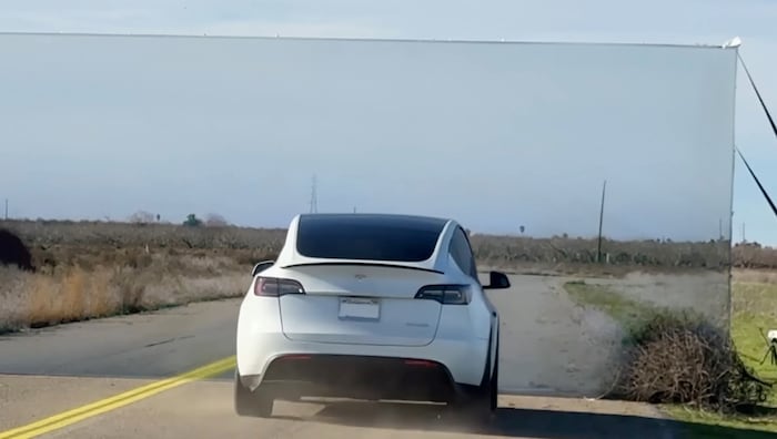 Hält der Tesla selbsttätig vor dem Bild einer Straße an?