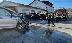 Die Feuerwehr Feldkirchen beseitigte die Spuren der Unfallserie.