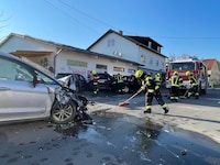 Die Feuerwehr Feldkirchen beseitigte die Spuren der Unfallserie. (Bild: FF Feldkirchen an der Donau)