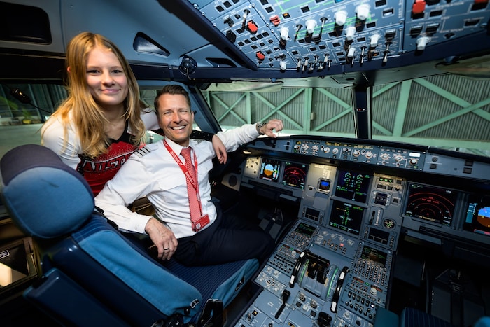 Amy mit ihrem Papa Mario Drakulic. Er ist AUA-Pilot und fliegt das Team nach Deutschland zum ...