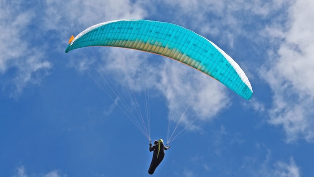 Der verletzte Paragleiter wurde mit dem Rettungshubschrauber ins Spital geflogen. (Symbolbild)