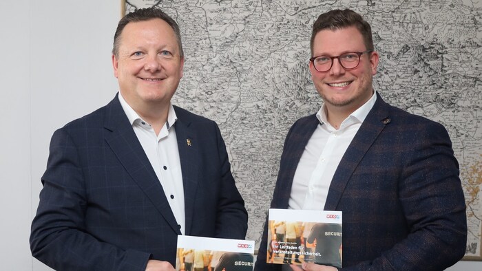 Bernhard-Stefan Müller (rechts), Obmann der Dienstleister, überreichte die neue Broschüre an ...