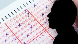 Im Lotto zu gewinnen, kann den ein oder anderen Glückspilz schnell zum Pechvogel machen. (Bild: Krone KREATIV/adobestock)