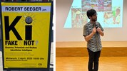 Im Vorfeld wurde mit Plakaten auf den Abend hingewiesen (links). Robert Seeger jun. während ...