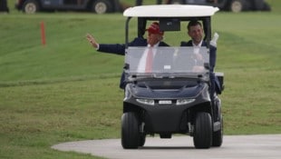 US-Präsident Donald Trump gibt sich zufrieden mit seiner Zoll-Waffe und geht mit Sohn Eric Golf spielen. (Bild: AFP/JOE RAEDLE)